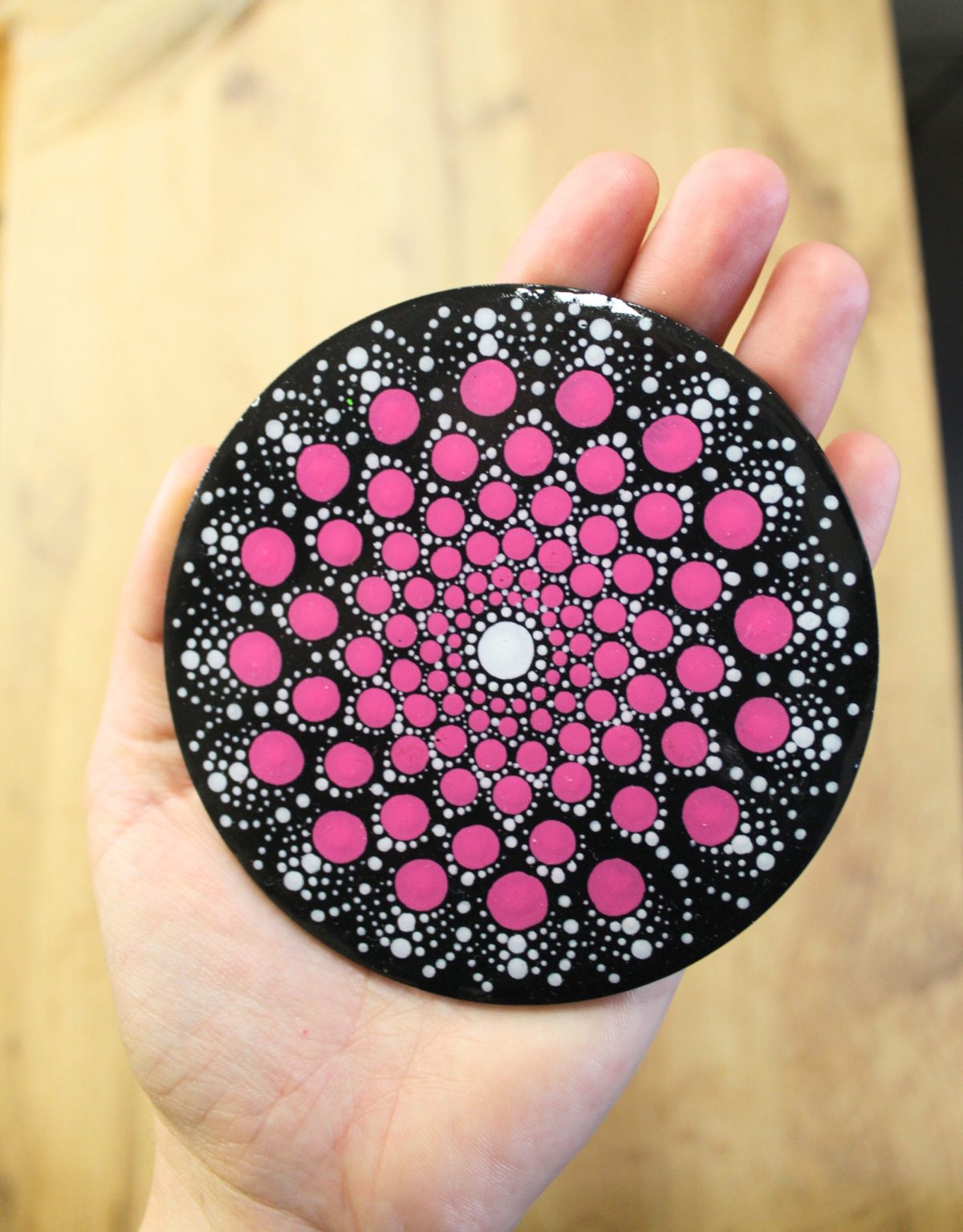 Kamniti podstavek Mandala - ročno narisana mandala, roza, 10 cm
