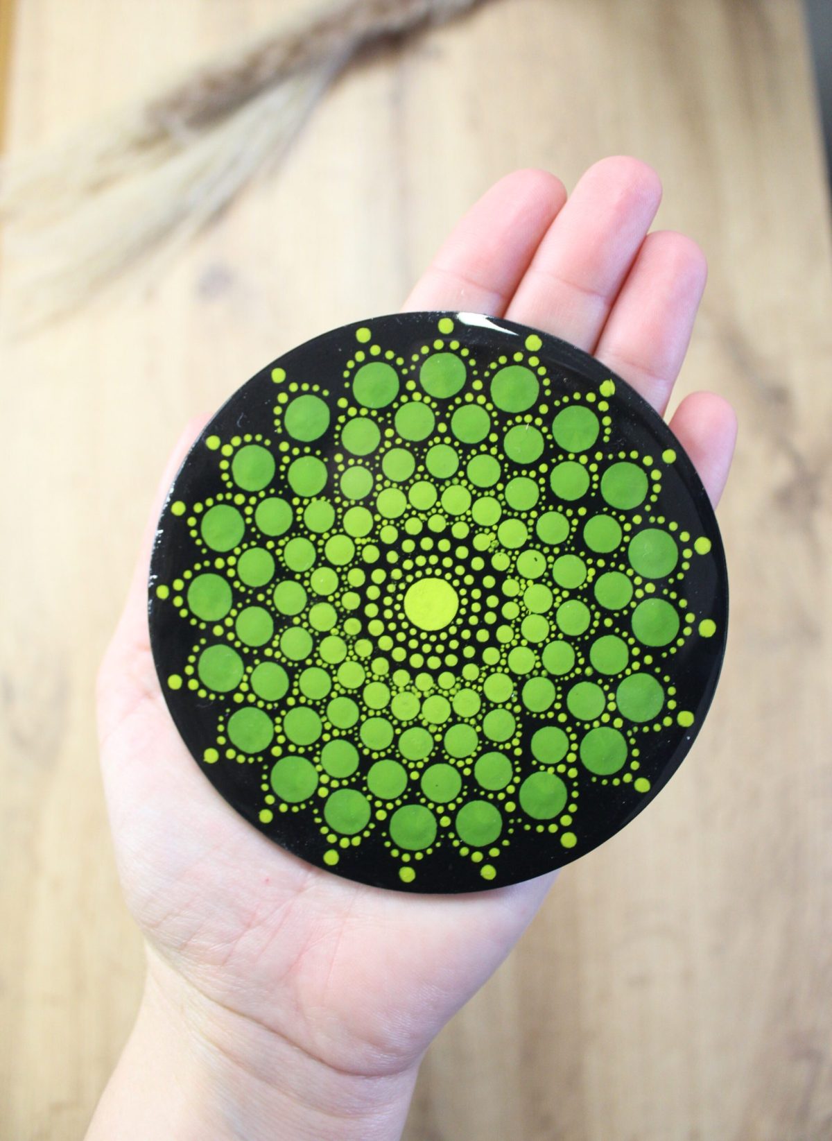 Kamniti podstavek Mandala - ročno narisana mandala, zelena 1, 10 cm