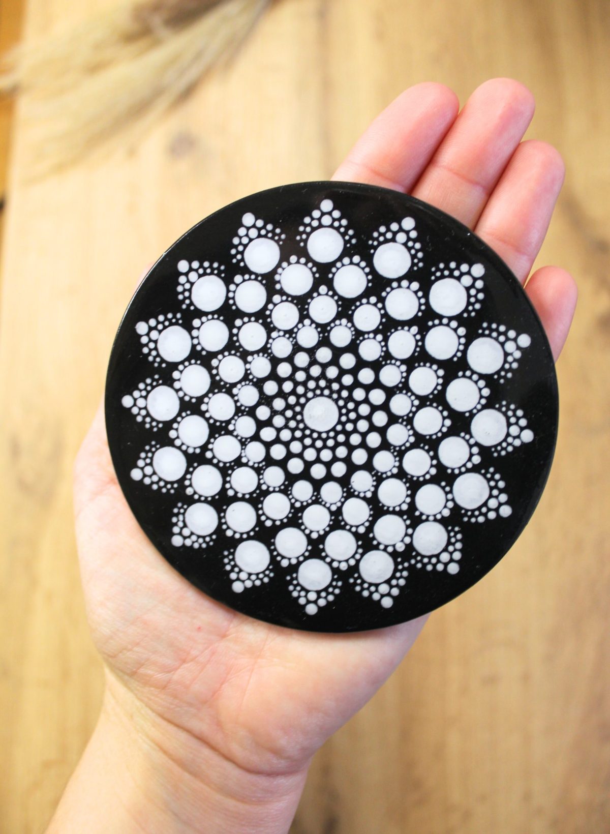 Kamniti podstavek Mandala - ročno narisana mandala, bela, 10 cm
